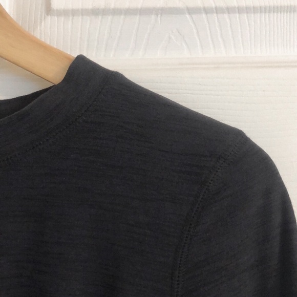 Green crop Activewear top - Picture 2 of 4